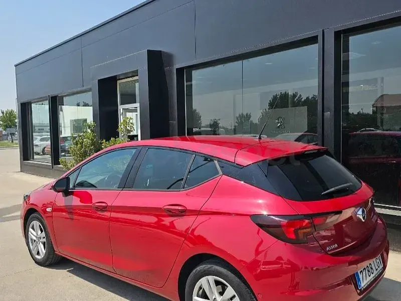 Usado Opel Astra Elegance 122 CV (89 kW) 2020 Rojo Berlina