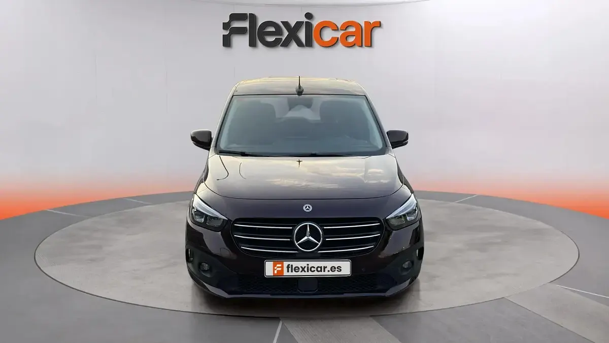 Usado Mercedes T180 116 CV (85 kW) 2022 Granate Monovolumen