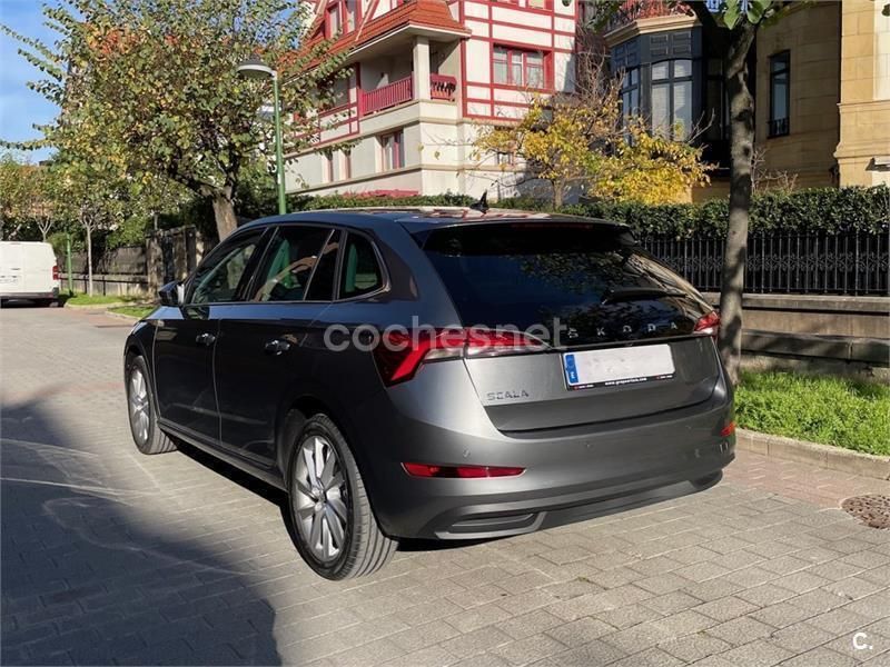 Usado Skoda Scala Style 110 CV (80 kW) 2023 Gris / plata Utilitario