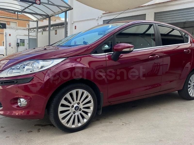 Usado Ford Fiesta Titanium 96 CV (70 kW) 2010 Granate Utilitario