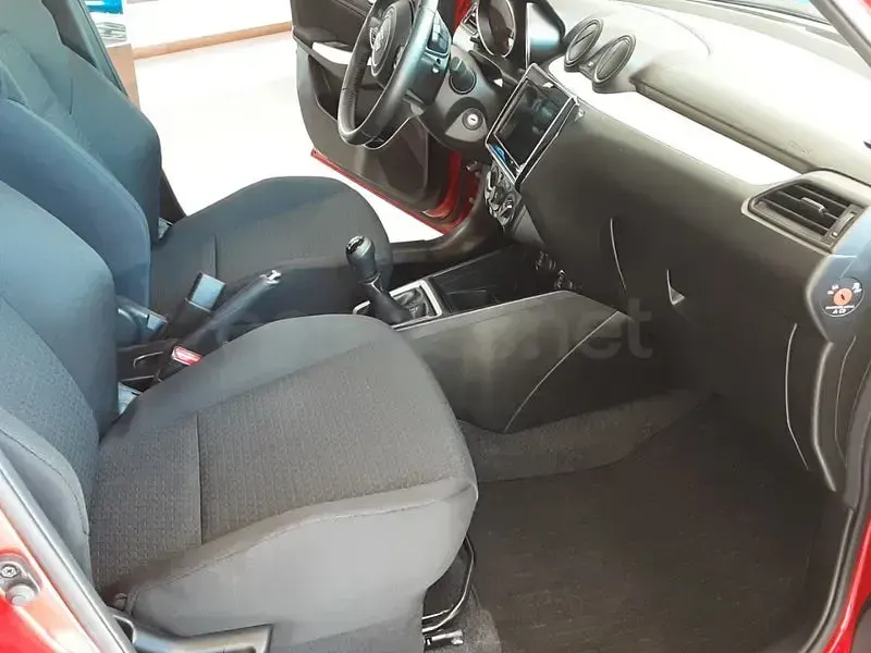 Usado Suzuki Swift 83 CV (61 kW) 2024 Rojo Utilitario