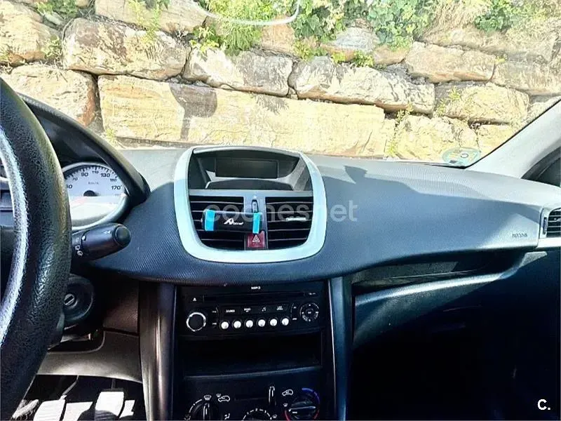 Usado Peugeot 207 75 CV (55 kW) 2008 Gris / plata Berlina
