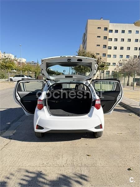 Blanco Usado 2018 Toyota Yaris Active Berlina | 12.500 € (Precio justo) - Imagen 1/4