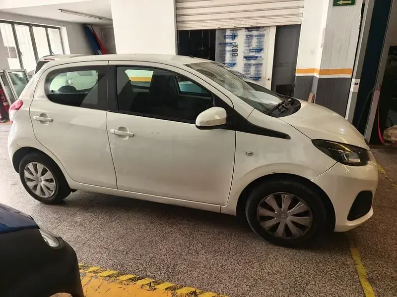 Usado Peugeot 108 69 CV (50 kW) 2015 Blanco Berlina