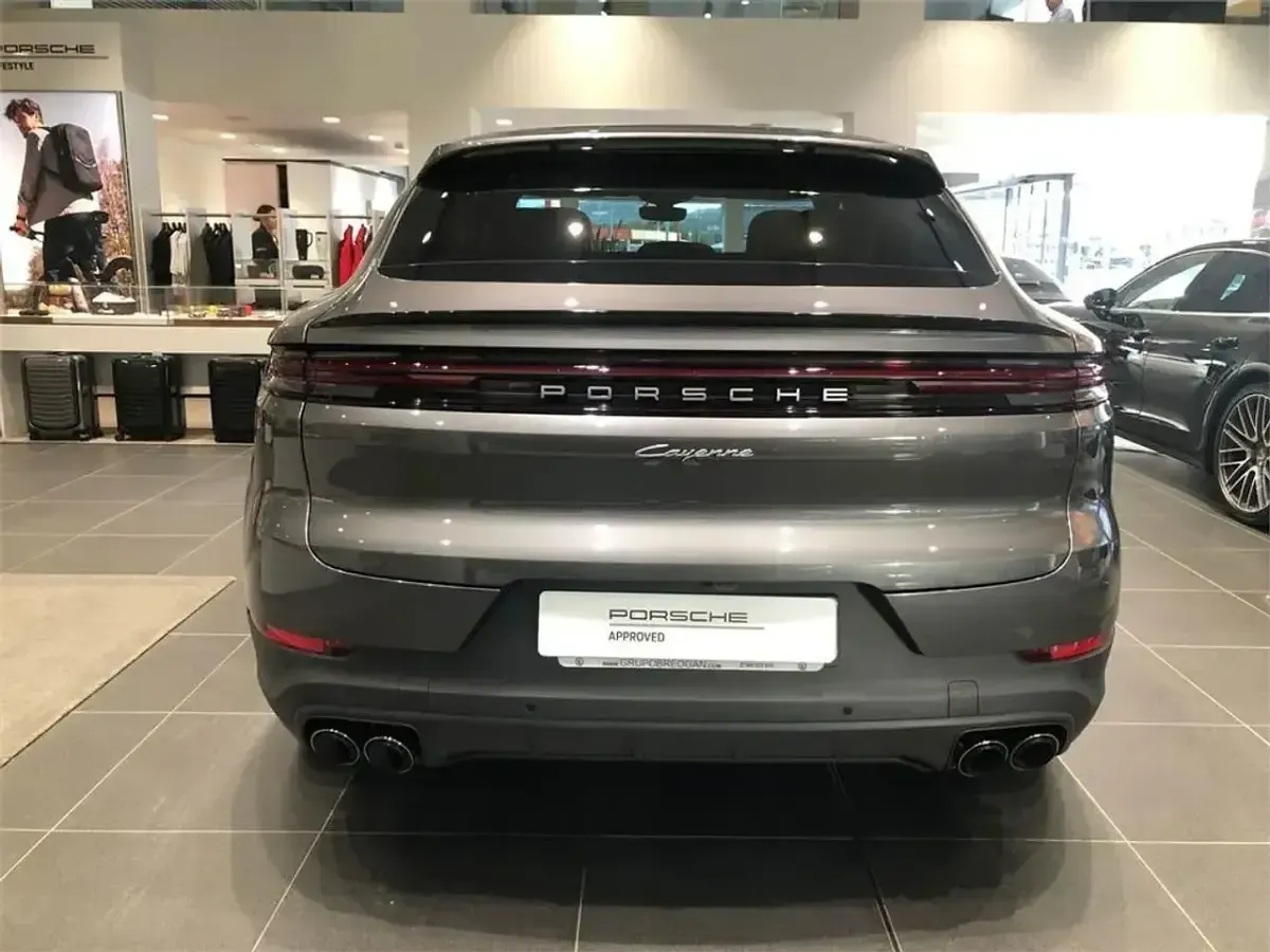 Usado Porsche Cayenne E-Hybrid 470 CV (345 kW) 2025 Gris / plata SUV