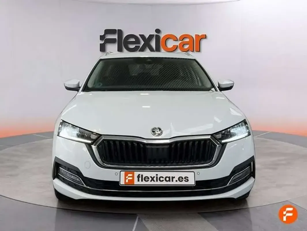 Usado Skoda Octavia SportLine 150 CV (110 kW) 2024 Blanco Familiar