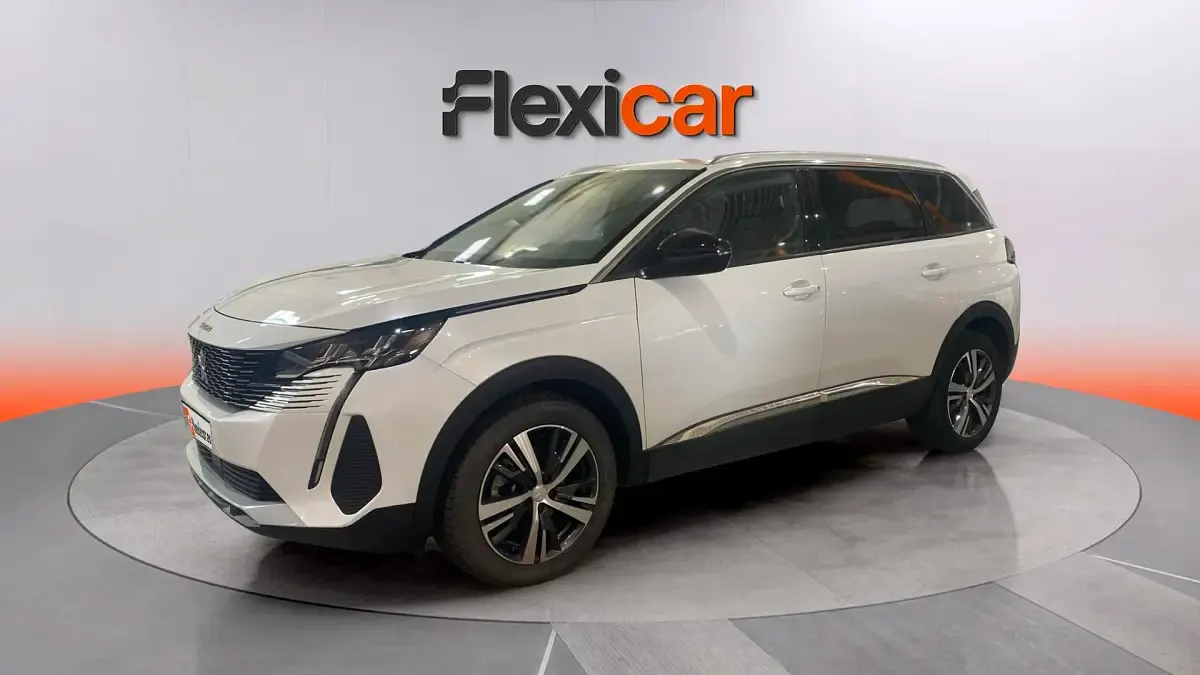 Usado Peugeot 5008 Allure 136 CV (100 kW) 2024 Blanco SUV