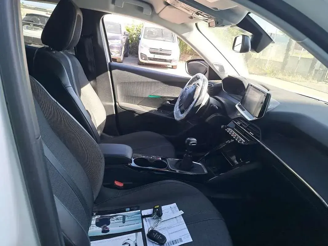 Usado Peugeot 2008 Active 110 CV (80 kW) 2021 Blanco SUV