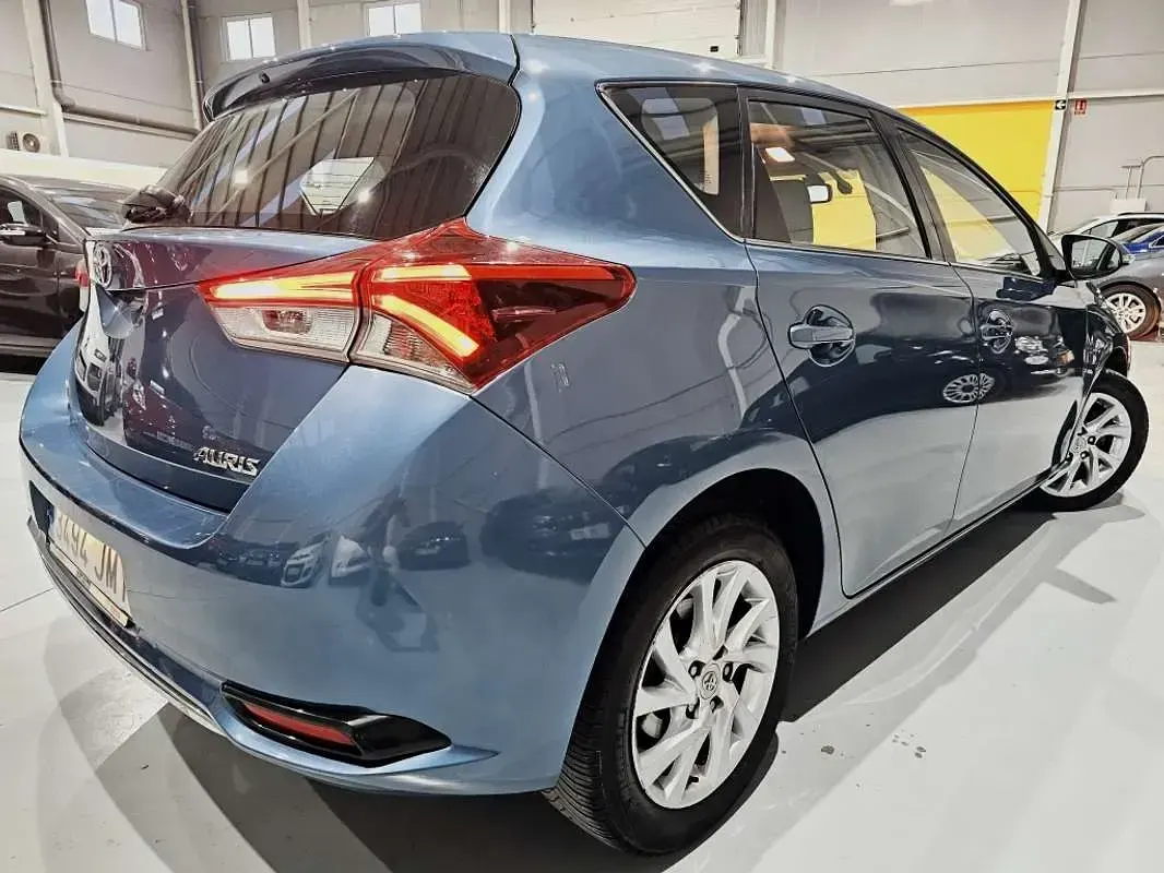 Usado Toyota Auris Active 90 CV (66 kW) 2016 Azul Utilitario