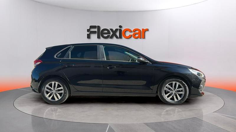 Usado Hyundai i30 120 CV (88 kW) 2018 Negro Berlina
