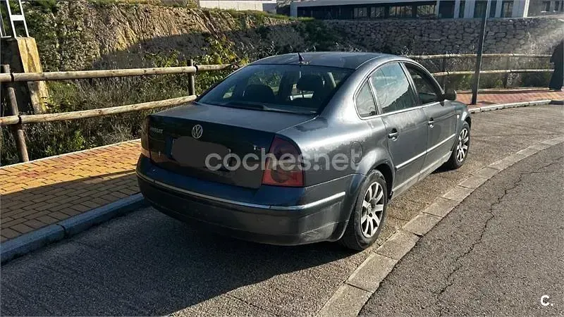 Usado VW Passat Trendline 130 CV (95 kW) 2001 Negro Berlina