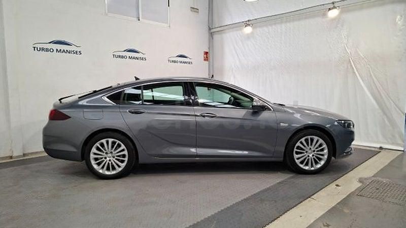 Usado Opel Insignia Innovation 165 CV (121 kW) 2020 Gris / plata Berlina