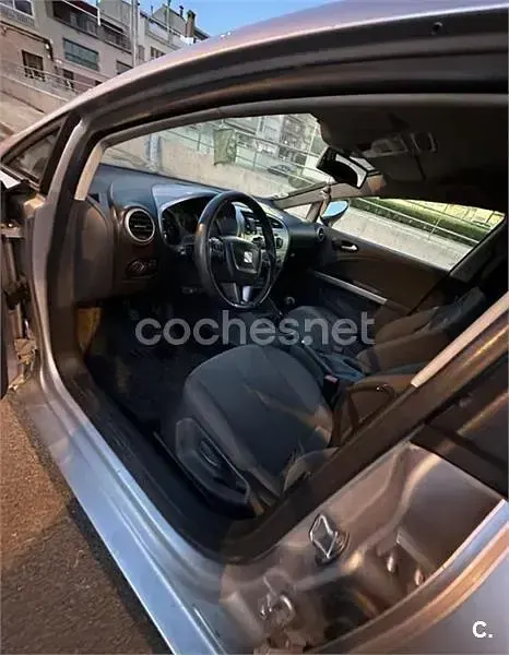 Usado Seat Leon Reference 105 CV (77 kW) 2010 Gris / plata Utilitario