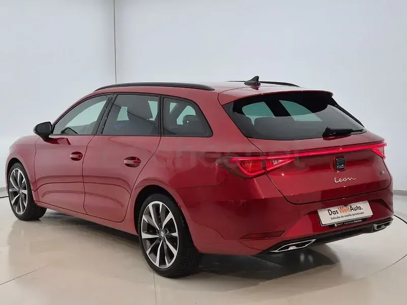 Usado Seat Leon FR 150 CV (110 kW) 2025 Rojo Familiar