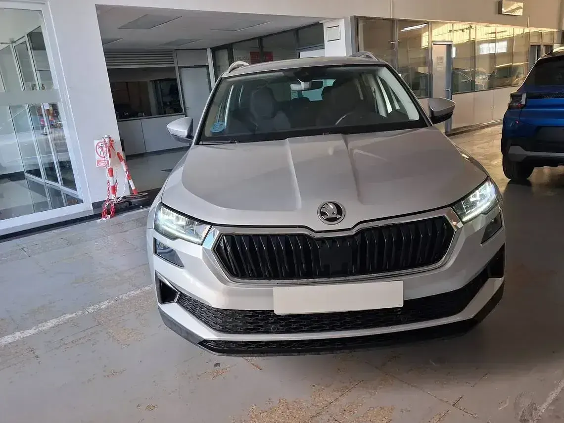 Usado Skoda Karoq Style 150 CV (110 kW) 2023 Gris SUV