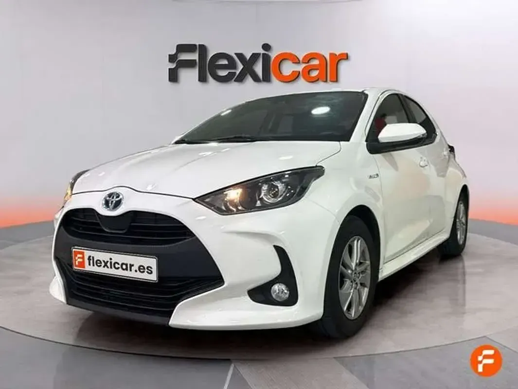 Usado Toyota Yaris Active 99 CV (72 kW) 2020 Blanco Utilitario