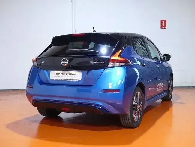 Usado Nissan Leaf Tekna 110 kW (150 CV) 2020 Azul vivid / techo negro metalizado Utilitario