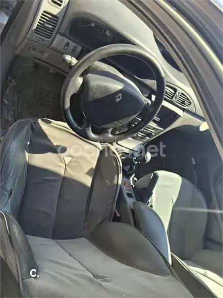 Usado Renault Laguna II Privilege 120 CV (88 kW) 2002 Gris / plata Berlina