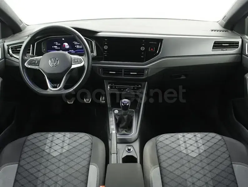 Usado VW Taigo R-line 110 CV (80 kW) 2022 Gris / plata SUV