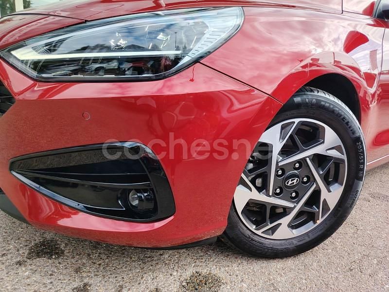 Usado Hyundai i30 120 CV (88 kW) 2023 Rojo Berlina
