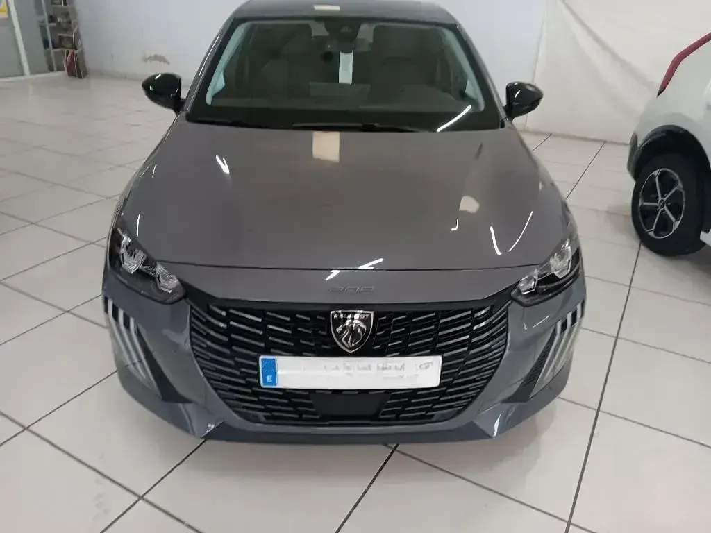 Nuevo Peugeot 208 Allure 100 CV (73 kW) 2025 Gris Utilitario