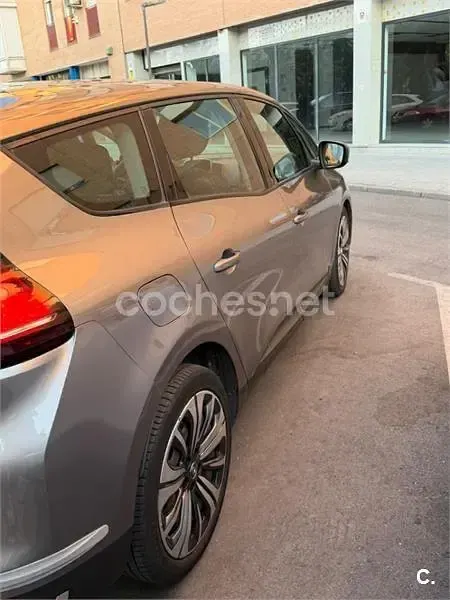 Usado Renault Grand Scénic IV Life 150 CV (110 kW) 2020 Gris / plata Monovolumen