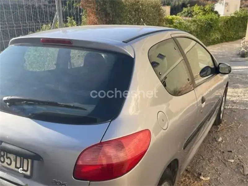 Usado Peugeot 206 75 CV (55 kW) 2000 Gris / plata Berlina