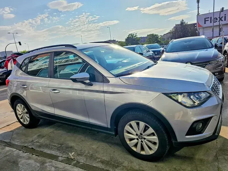 Usado Seat Arona Ecomotive 115 CV (84 kW) 2019 Gris / plata SUV