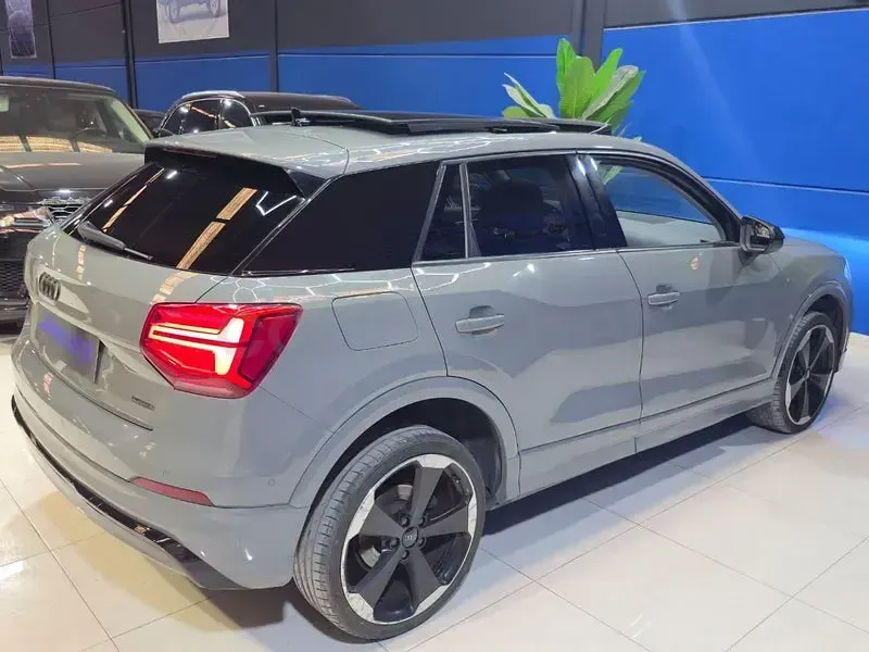 Usado Audi Q2 Black Edition 150 CV (110 kW) 2020 Gris / plata SUV