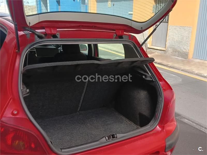 Usado Peugeot 307 90 CV (66 kW) 2004 Rojo Berlina