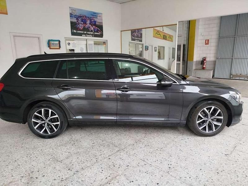 Usado VW Passat Executive 150 CV (110 kW) 2022 Gris Familiar