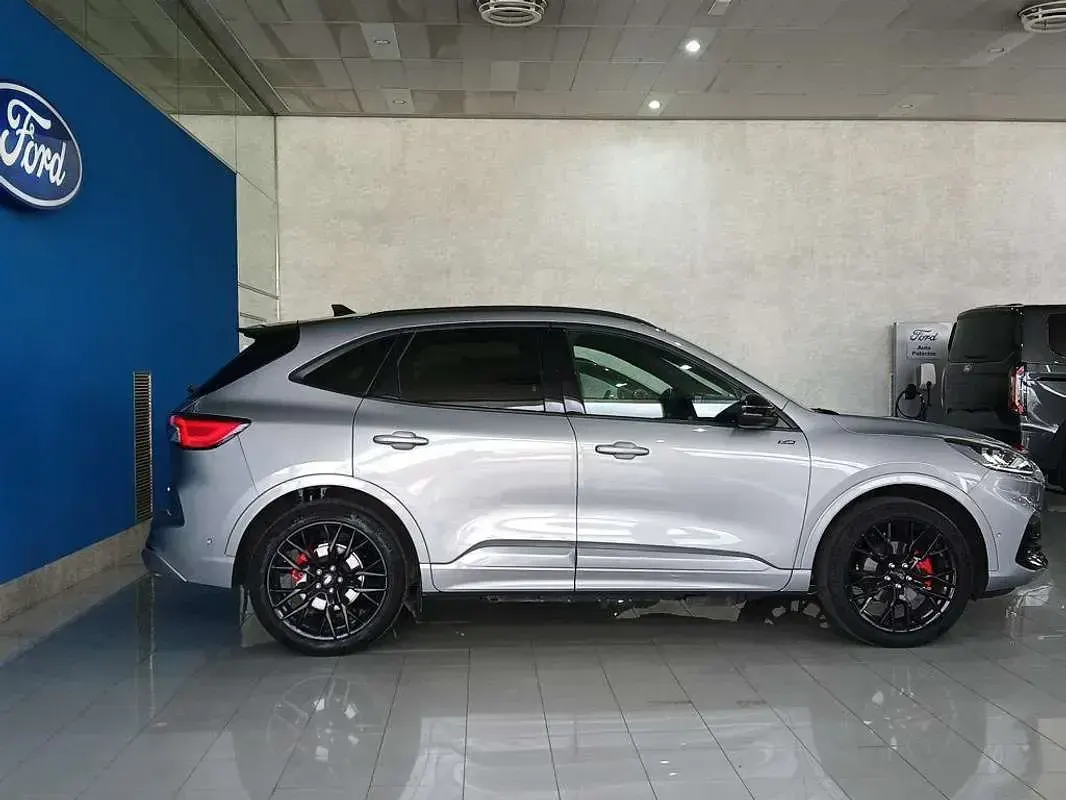 Usado Ford Kuga ST-Line X 224 CV (164 kW) 2023 Plateado SUV