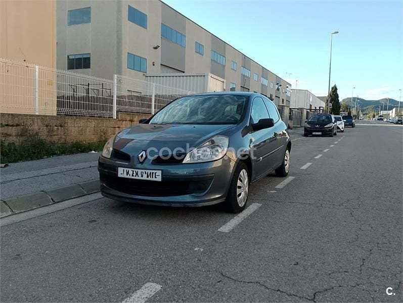 Gris / plata Usado 2006 Renault Clio II Dynamique Berlina | 2300 € (Buen precio) - Imagen 1/4