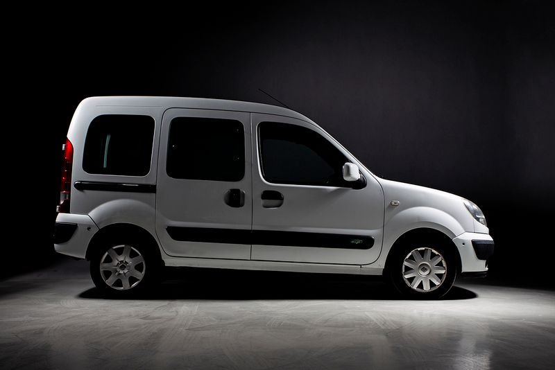 Usado Renault Kangoo Privilege 70 CV (51 kW) 2006 Blanco Monovolumen