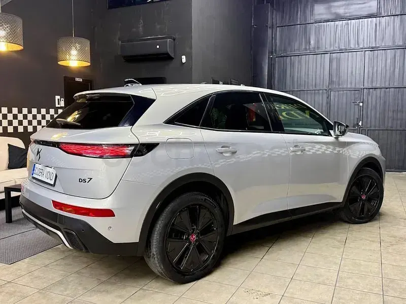 Usado DS Automobiles DS7 Crossback Performance 130 CV (95 kW) 2023 Gris / plata SUV