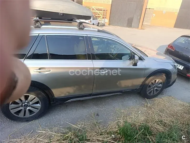Usado Subaru Outback 150 CV (110 kW) 2015 Gris / plata Familiar