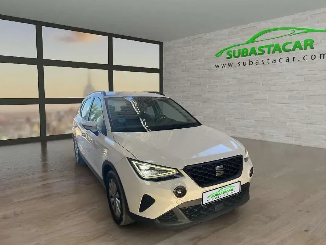 Usado Seat Arona Style Plus 110 CV (80 kW) 2022 Blanco SUV