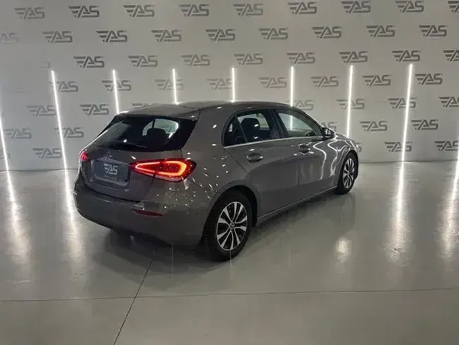 Usado Mercedes A180 116 CV (85 kW) 2020 Gris Berlina