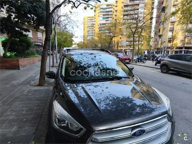 Usado Ford Kuga Trend 120 CV (88 kW) 2019 Gris / plata SUV
