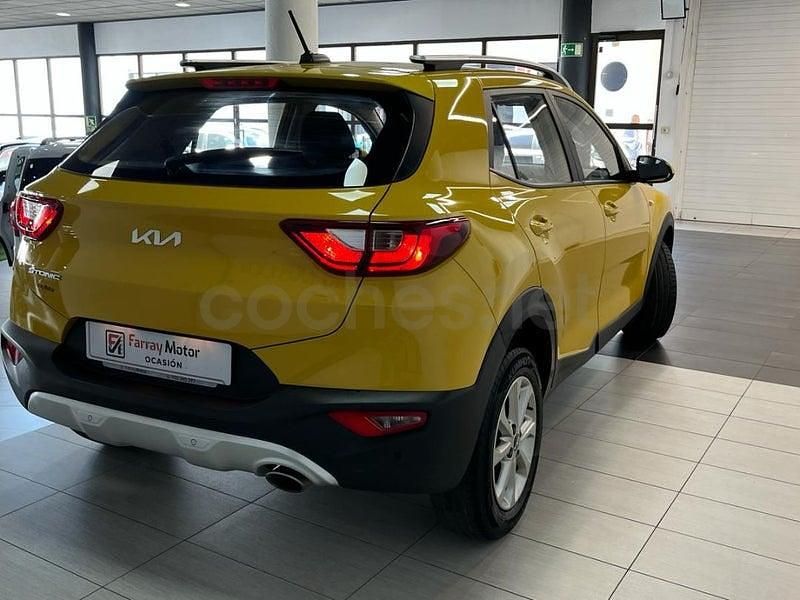 Usado Kia Stonic 84 CV (61 kW) 2022 Amarillo SUV