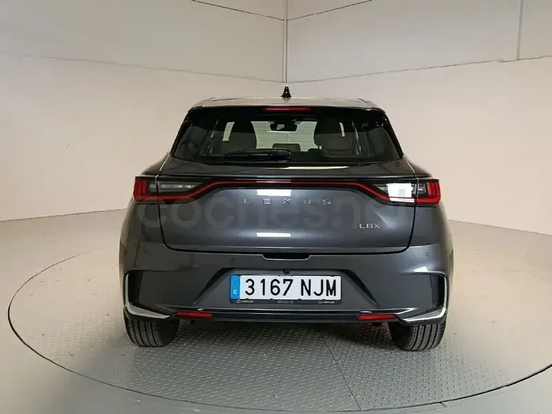 Usado Lexus LBX 136 CV (100 kW) 2025 Gris / plata SUV