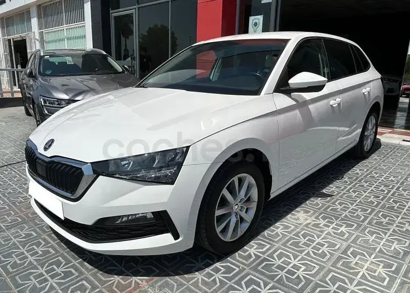 Usado Skoda Scala Ambition 110 CV (80 kW) 2022 Blanco Utilitario