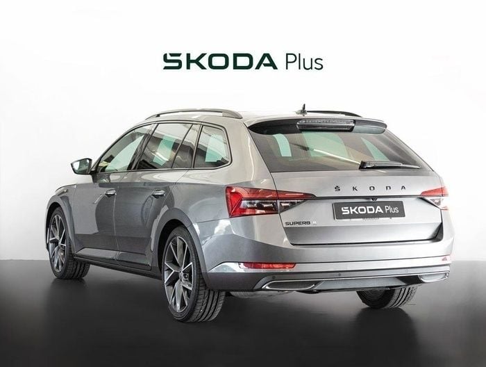 Gris Usado 2023 Skoda Superb SportLine Familiar | 35.900 € (Precio justo) - Imagen 1/4