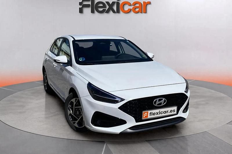 Blanco Usado 2024 Hyundai i30 Berlina | 16.990 € (Precio justo) - Imagen 1/4