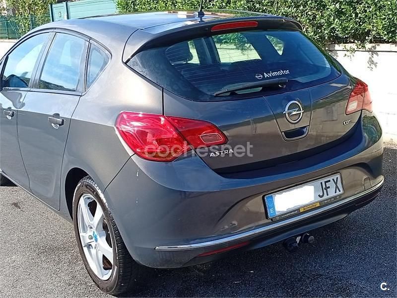 Usado Opel Astra Selective 110 CV (80 kW) 2015 Gris / plata Berlina