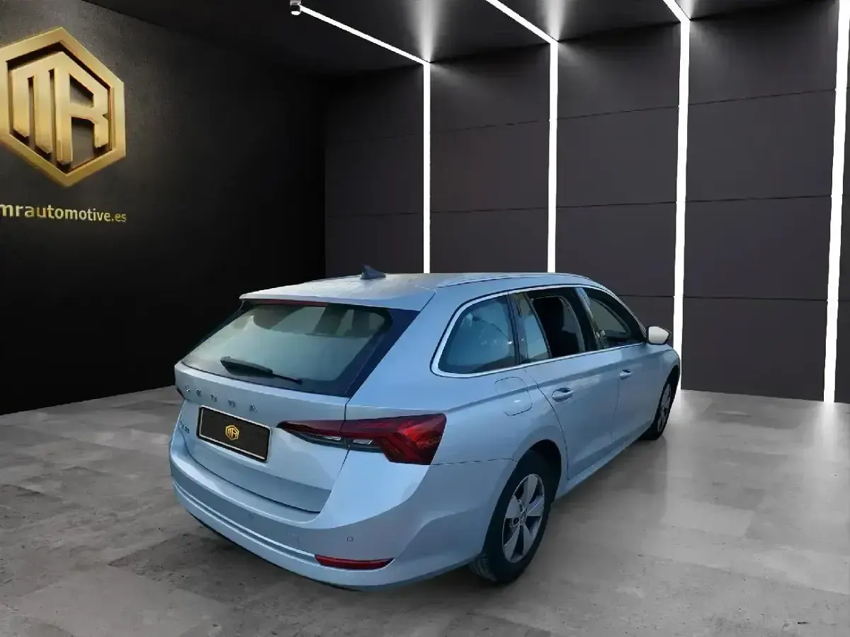 Usado Skoda Octavia Ambition 150 CV (110 kW) 2022 Gris Familiar