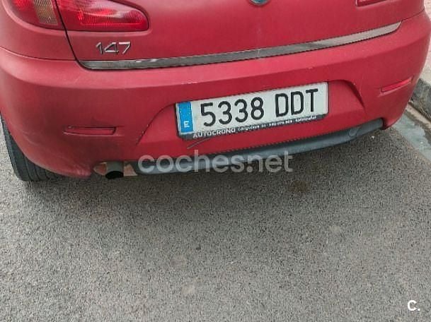 Rojo Usado 2004 Alfa Romeo 147 Distinctive Utilitario | 1600 € (Precio justo) - Imagen 1/4