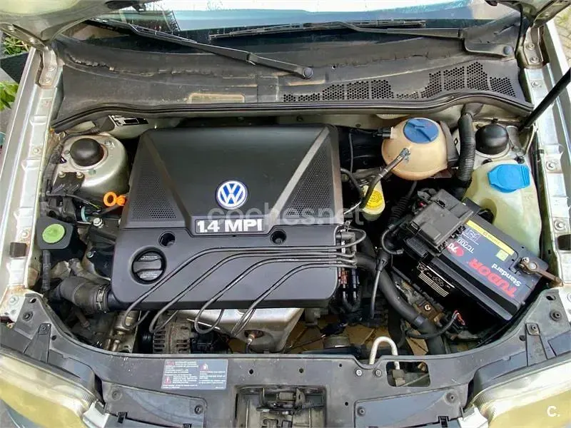 Usado VW Polo Trendline 60 CV (44 kW) 2001 Gris / plata Utilitario