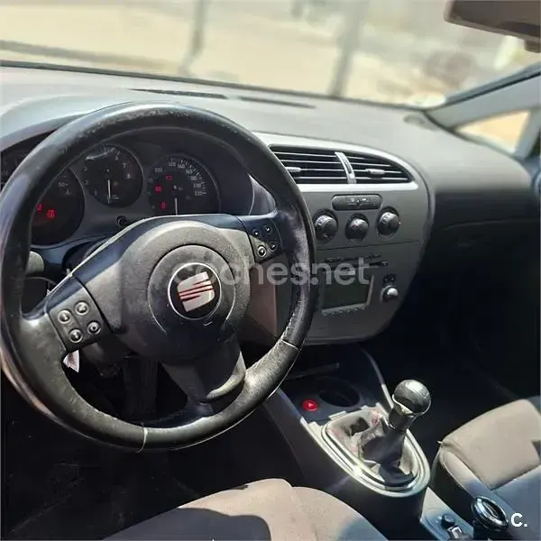 Usado Seat Leon Sport 102 CV (75 kW) 2005 Negro Utilitario