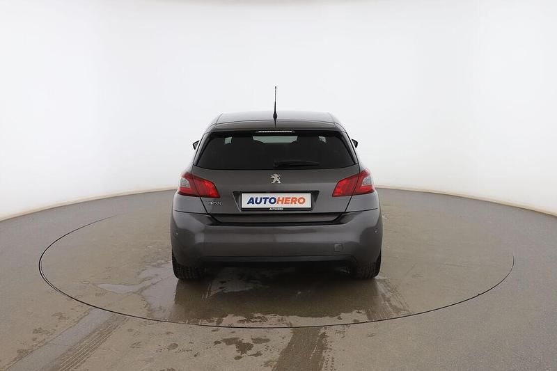 Usado Peugeot 308 130 CV (95 kW) 2019 Gris Berlina